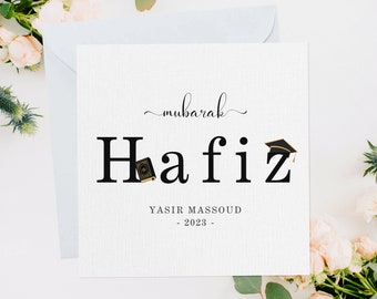 Puede incluir: Una tarjeta blanca con texto negro que dice "mubarak Hafiz Yasir Massoud - 2023 -" con un pequeño gorro de graduación negro y un icono de libro dorado.