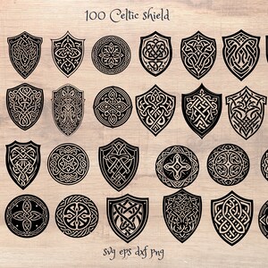 Pu&ograve; includere: 100 disegni di scudi celtici in bianco e nero. I disegni sono intricati e dettagliati, con nodi e altri motivi celtici. Gli scudi sono di varie forme e dimensioni. L'immagine include anche il testo "svg eps dxf png".