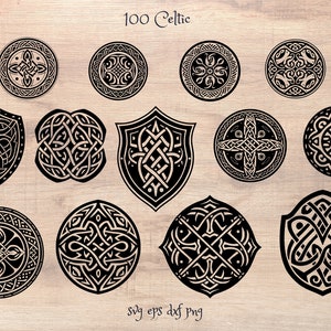 Pu&ograve; includere: Un set di 12 disegni di nodi celtici in bianco e nero. I disegni sono a forma di cerchi, scudi e croci. Il testo "100 Celtic" e "svg eps dxf png" si trova nella parte superiore e inferiore dell'immagine.