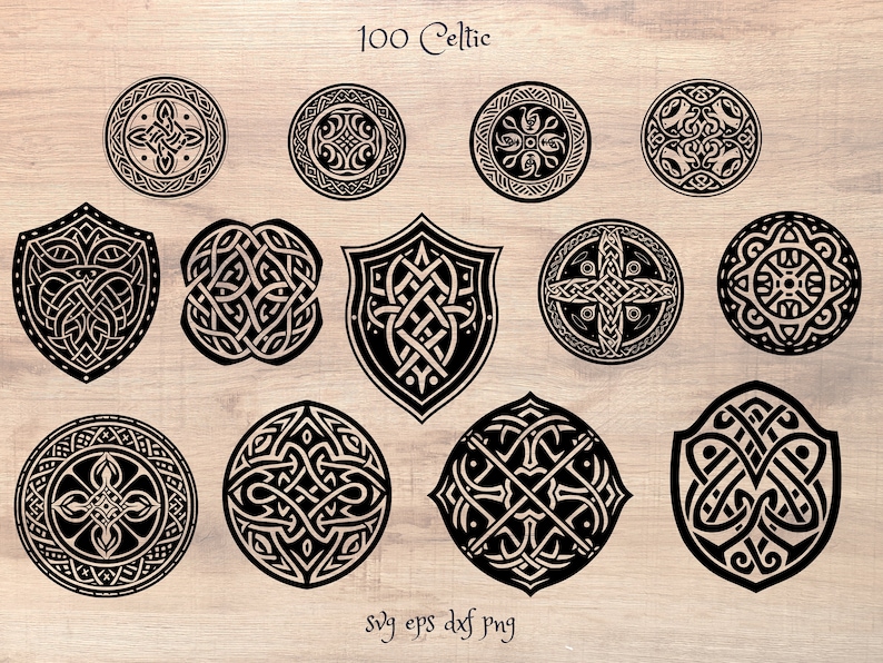 Pu&ograve; includere: Un set di 12 disegni di nodi celtici in bianco e nero. I disegni sono a forma di cerchi, scudi e croci. Il testo "100 Celtic" e "svg eps dxf png" si trova nella parte superiore e inferiore dell'immagine.