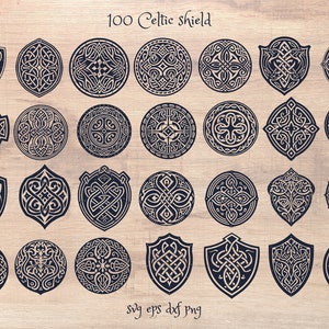 Pu&ograve; includere: Un set di 100 disegni di scudi celtici in bianco e nero. I disegni sono intricati e dettagliati e sarebbero perfetti per l'uso in una variet&agrave; di progetti, come lo scrapbooking, la creazione di biglietti o l'arredamento della casa. L'immagine include anche il testo "100 Celtic shield" e "svg eps dxf png".