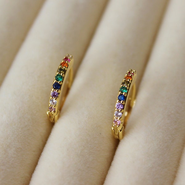 Boucles d'oreilles arc-en-ciel - Or 18 carats, boucles d'oreilles huggie hoops en or arc-en-ciel cz pavé, cerceaux de couleur arc-en-ciel, cadeau câlins colorés pour sa sœur