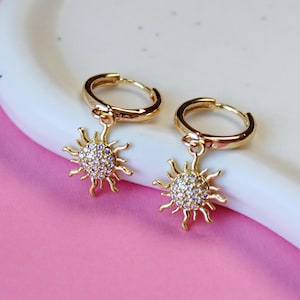 Sunburst Ohrringe - gold sunburst cz ohrringe kleine sunburst ohrringe sonnenaufgang ohrringe sonnenstrahl ohrringe sonne burst cz huggies