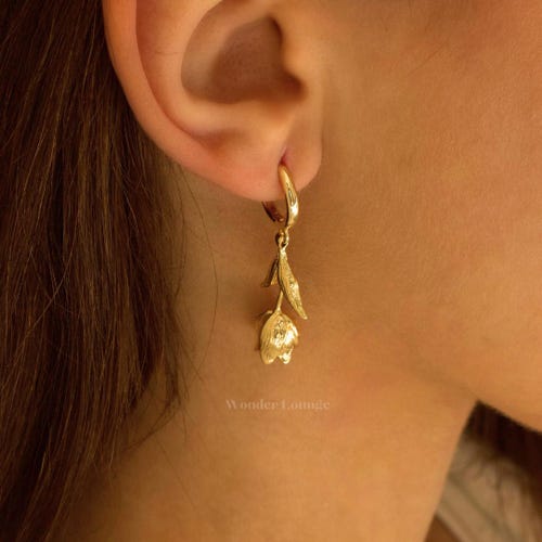 Boucles d'oreilles tulipe - Boucles d'oreilles tulipe en or Boucles d'oreilles tulipe pendantes Boucles d'oreilles tulipe en or Bijoux tulipe Boucles d'oreilles fleurs Boucles d'oreilles florales huggie