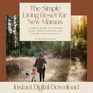 Könnte beinhalten: Digitaler Download mit dem Titel "The Simple Living Reset for New Mamas". Das Cover zeigt eine Familie, die auf einem Pfad in einem Wald spaziert. Der Text lautet: "Ein sanfter Leitfaden zum Entschleunigen, Vereinfachen des Lebens und Füllen der eigenen Tasse."