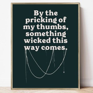 Op de afbeelding: Een donkergroene ingelijste print met een wit citaat dat luidt: "By the pricking of my thumbs, something wicked this way comes."