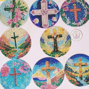 Juego de posavasos con forma de cruz adornado con diamantes