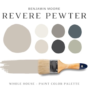 Puede incluir: Una paleta de colores de pintura que presenta seis muestras de pintura en varios tonos de gris, blanco y verde. Las muestras de pintura están dispuestas en dos filas de tres. Las muestras de pintura están etiquetadas como "Revere Pewter" por Benjamin Moore. Un pincel se muestra debajo de las muestras de pintura.