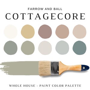 Könnte beinhalten: Eine Farbpalette mit dem Text "COTTAGECORE" und "WHOLE HOUSE - PAINT COLOR PALETTE". Die Palette zeigt zehn kreisförmige Farbfelder in neutralen Tönen, mit einem Pinsel, der eine hellgrüne Farbe aufträgt.