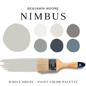 Könnte beinhalten: Eine Farbpalette für ein ganzes Haus, mit der Benjamin Moore Farbe Nimbus. Die Palette umfasst ein helles Grau, ein mittleres Grau, ein dunkles Grau, ein dunkles Blau und ein helles Blau. Das Bild zeigt auch einen Pinsel.