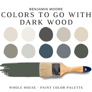 Może przedstawiać: Paleta kolorów farb z farbami Benjamin Moore, które pasują do ciemnego drewna. Paleta zawiera odcienie bieli, szarości, błękitu i zieleni. Tekst "Whole House - Paint Color Palette" znajduje się na dole obrazu.