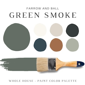 Op de afbeelding: Een kleurenpalet met de naam "Green Smoke" van Farrow and Ball. De afbeelding toont een grote groene cirkel, een verfstreep en verschillende kleinere cirkels in verschillende kleuren. Een penseel is ook inbegrepen.