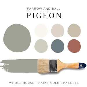 Puede incluir: Paleta de colores de pintura "Pigeon" de Farrow and Ball. La imagen presenta una gran muestra del color, un pincel y varias muestras de color más pequeñas en tonos de blanco, gris, azul y rojo. El texto en la parte inferior dice "Whole House - Paint Color Palette."