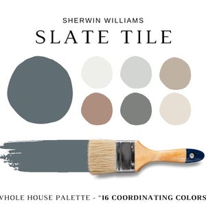 以下が含まれることがあります： Sherwin Williamsのペイントカラーパレット。色は「Slate Tile」です。画像には、色の見本が付いたペイントブラシと、いくつかのコーディネートカラーが表示されています。テキストには「Whole House Palette - 16 Coordinating Colors」と書かれています。