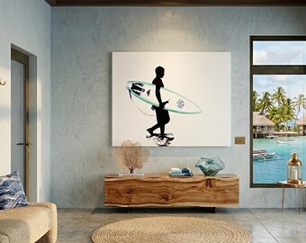 Könnte beinhalten: Ein großes Leinwandkunstwerk zeigt eine schwarze Silhouette einer Person, die ein Surfbrett trägt. Das Surfbrett ist weiß und hellblau. Die Kunst hängt über einem Holzschrank, mit einem runden Jute-Teppich auf dem Boden. Ein Fenster zeigt eine tropische Strandszene.