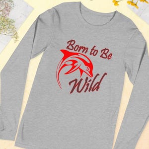 Könnte beinhalten: Graues Langarmshirt mit einem roten Delfin-Motiv und dem Text "Born to Be Wild".
