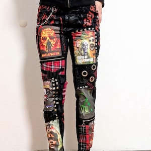 Pantalones de parches de terror hechos a mano, estilo punk gótico desgastado con parches de películas, cadenas y tachuelas, estilo grunge alternativo.