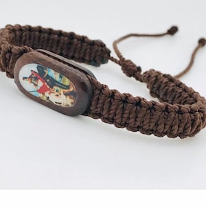 Pulsera café con la imagen de San Martín Caballero