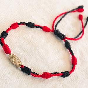 Pulsera roja y negra con la Virgen de Guadalupe adornada con nudos de hilo ajustable para hombre o mujer