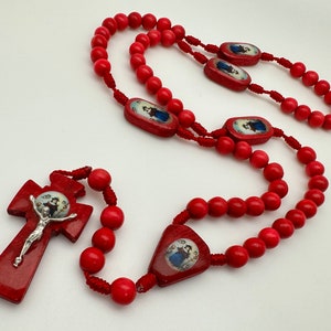 Rosario Rojo De El Santo Niño De Atocha Con Cruz De Madera