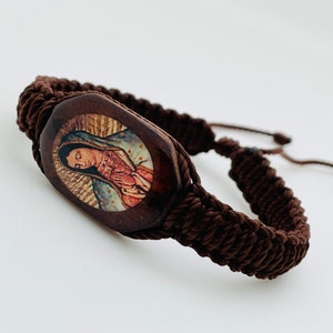 Pulsera religiosa con la imagen de la Virgen de Guadalupe tejida con hilo cafe es ajustable para hombre o mujer