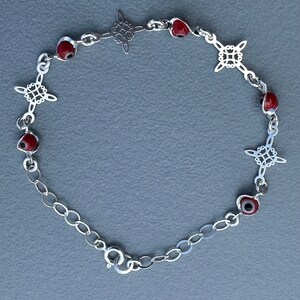 pulsera de plata con amuleto nudo de bruja