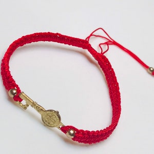Pulsera roja con la llave de San Benito