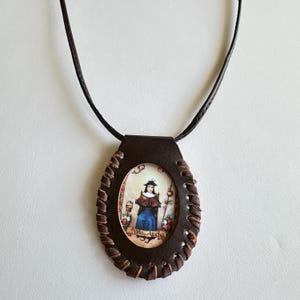 Santo Niño de Atocha escapulario de cuero