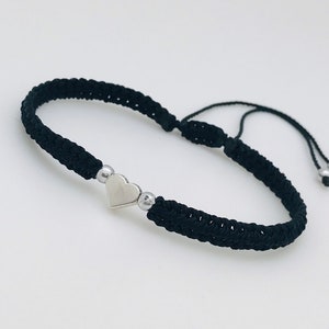 Pulsera negra tejida y adornada con un corazón excelente regalo para alguien muy especial