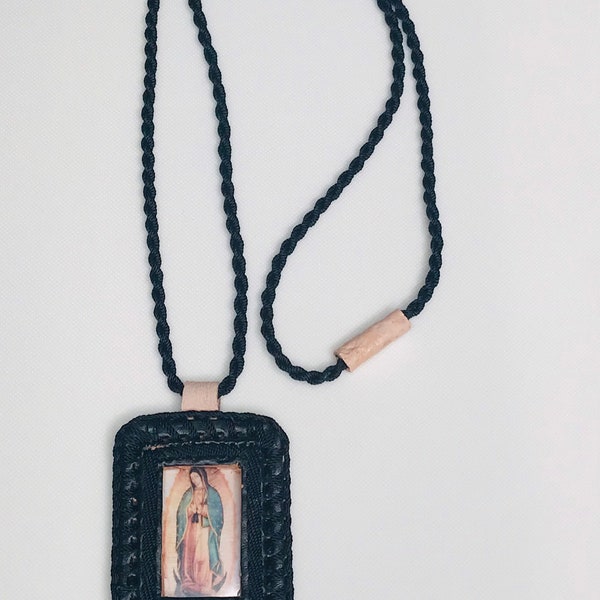 escapulario pitiado color negro con la imagen de la Virgen de Guadalupe