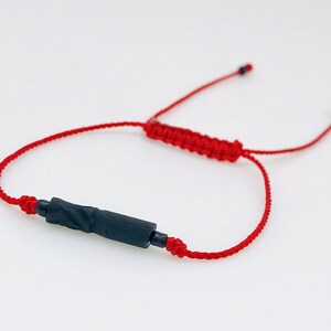Amuleto De Azabache En Una Pulsera Color Roja Para Protección Jet Stone Bracelet