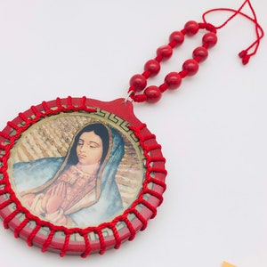Maagd van Guadalupe/sagrado corazón de Jesus Bendiccion en bescherming voor de auto. kleur Rojo