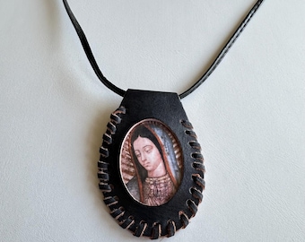 Escapulario de piel con la Virgen de Guadalupe color Kaffee