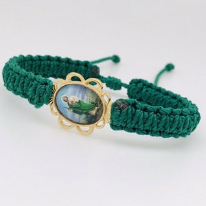 Pulsera Verde De San Judas Con Medalla De Metal Color Oro Saint Jude Bracelet