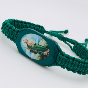 Pulsera religiosa con la imagen de san Judas tejida con hilo Verde es ajustable para hombre o mujer
