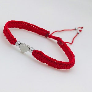 Bracelet rouge tissé et orné d’un cœur réglable pour homme ou femme