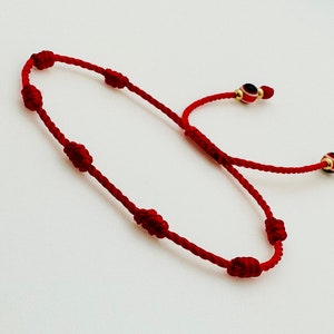 Pulsera roja de 7 nudos con ojitos