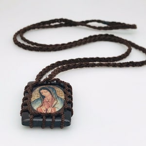 Escapulario De La Virgen De Guadalupe Trenzado Color Cafe Rectangular