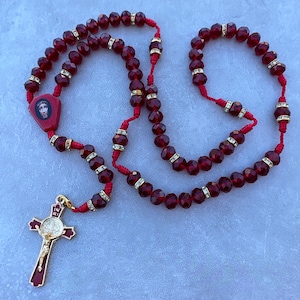 Rosario Rojo con Cruz de oro laminado con imagen De la Preciosa Sangre de cristo.