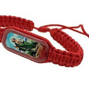 Può includere: Braccialetto intrecciato rosso con un ciondolo rettangolare che presenta un'immagine colorata di San Giuda Taddeo.