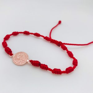 Pulsera roja com uma medalha de San Benito e nudos de hilo nos dois lados para homem ou mulher