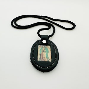 Escapulario de piel con la imagen de la virgen Guadalupe