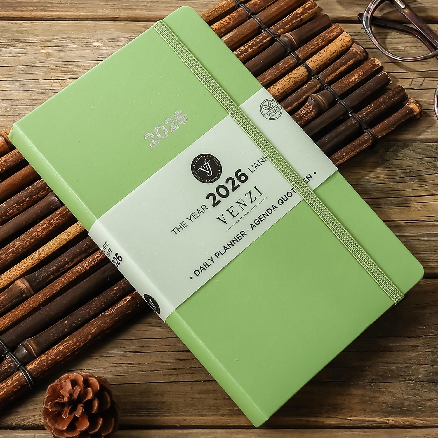 2026 Daily Planner: Green Vegan Leather Agenda, Bilingual