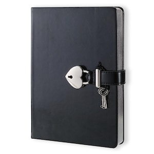 Peut inclure: Un journal noir à couverture lisse doté d'un cadenas en forme de cœur argenté fixé à une sangle noire. Le mécanisme de fermeture comprend un fermoir en métal argenté et deux petites clés argentées suspendues sur le côté de la sangle.