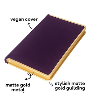 Könnte beinhalten: Ein violetter Personalplaner mit dem Text "MONACO" und "PERSONAL PLANNER". Er verfügt über einen veganen Einband, einen matten goldfarbenen Metallkantenschutz und eine stilvolle matte Goldprägung.