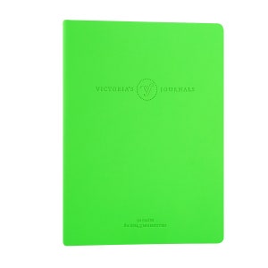 Pode incluir: Um caderno verde brilhante com o texto "VICTORIA'S JOURNALS" e um logotipo de um "V" estilizado em um círculo. O caderno tem 91 páginas, é de 80 g/m² e tem pontos de 5 mm.