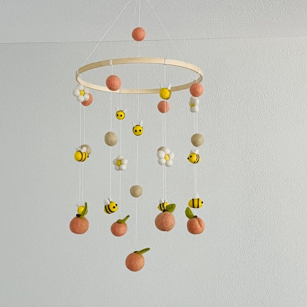 Daisy Nursery Peach Baby Mobile, Bee Mobile, Daisy Mobile, Baby Girl Mobile, Peach Nursery, Flower Mobile, Garden Nursery, Peach Babyshower