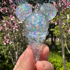 Sleutelhanger met iriserende glitterijs: dromerige harsbedel