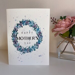Carte de fête des mères. Bonne fête des mères. Carte pour maman. Fait à la main, peint à la main, peint, carte de maman, carte de grand-mère, grand-mère, grand-mère. Fleurs, floral