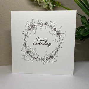 Carte d'anniversaire faite main. Joyeux anniversaire. Fleurs. Couronne. Carte faite main. Petite carte carrée.